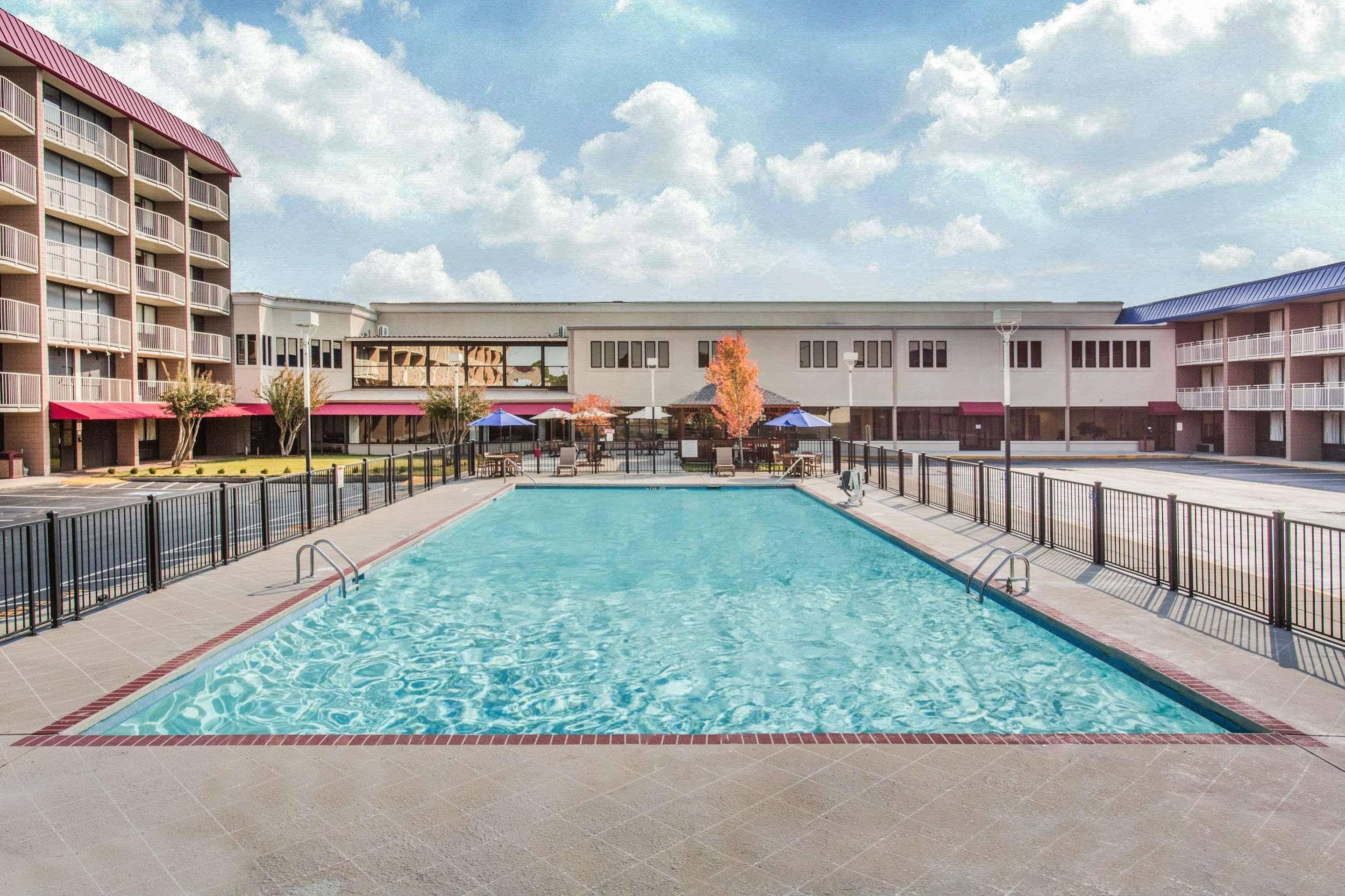 Baymont By Wyndham Fayetteville Fort Bragg Area Exterior foto