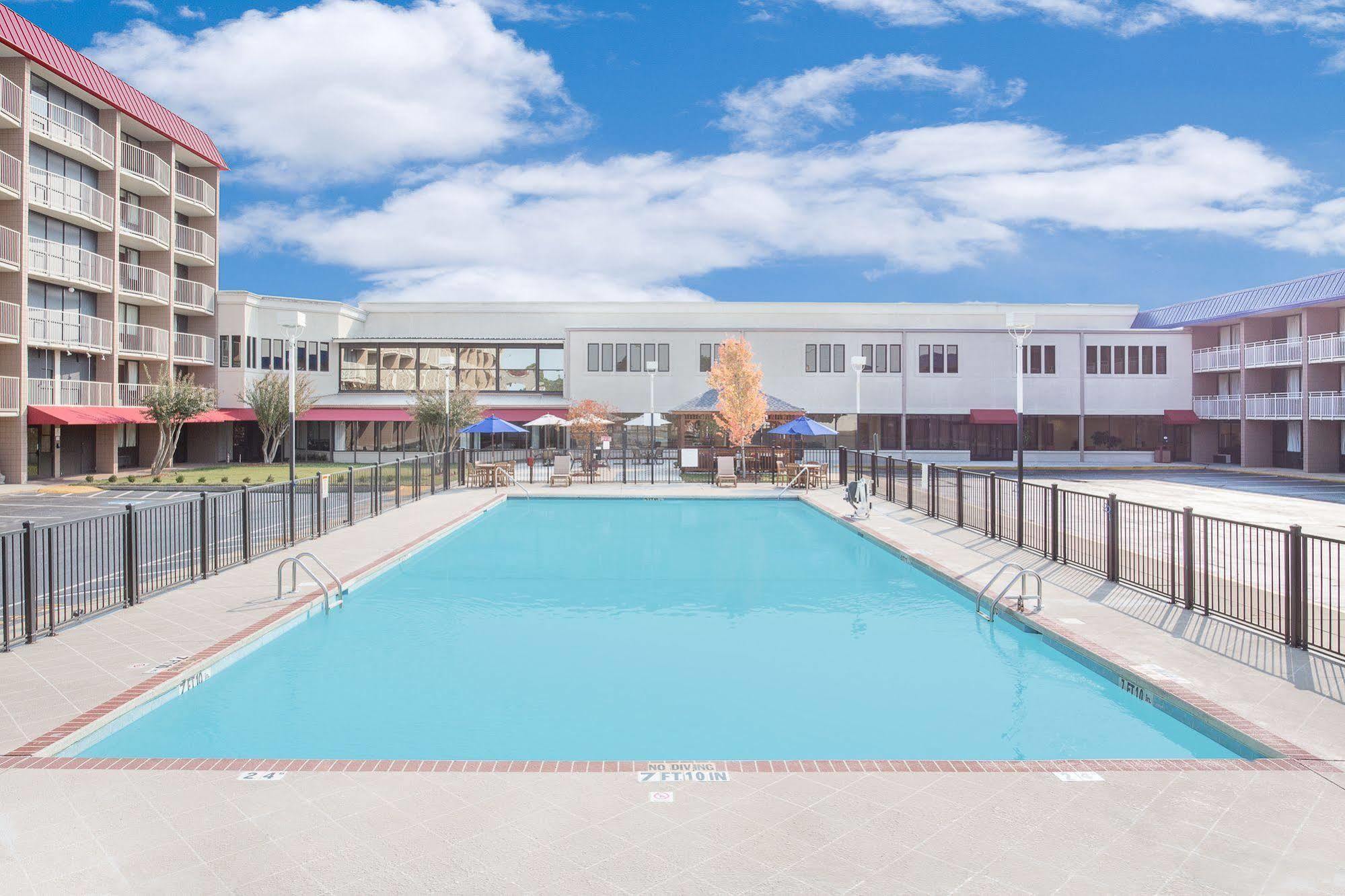 Baymont By Wyndham Fayetteville Fort Bragg Area Exterior foto